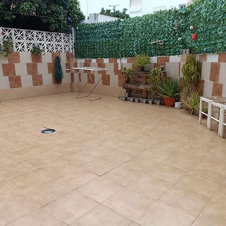 8 Mins Walk To Train Station Low Cost Youth Hostel Sevilla Bagian luar foto