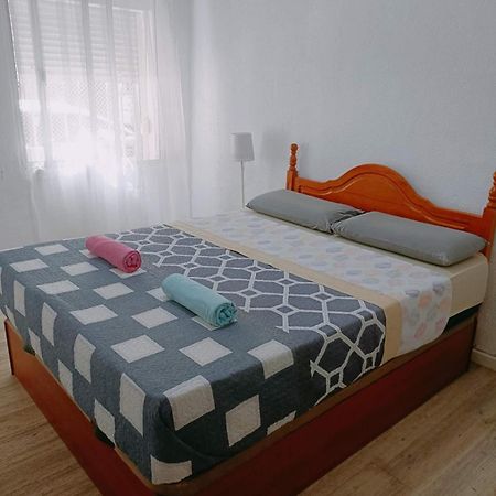 8 Mins Walk To Train Station Low Cost Youth Hostel Sevilla Bagian luar foto