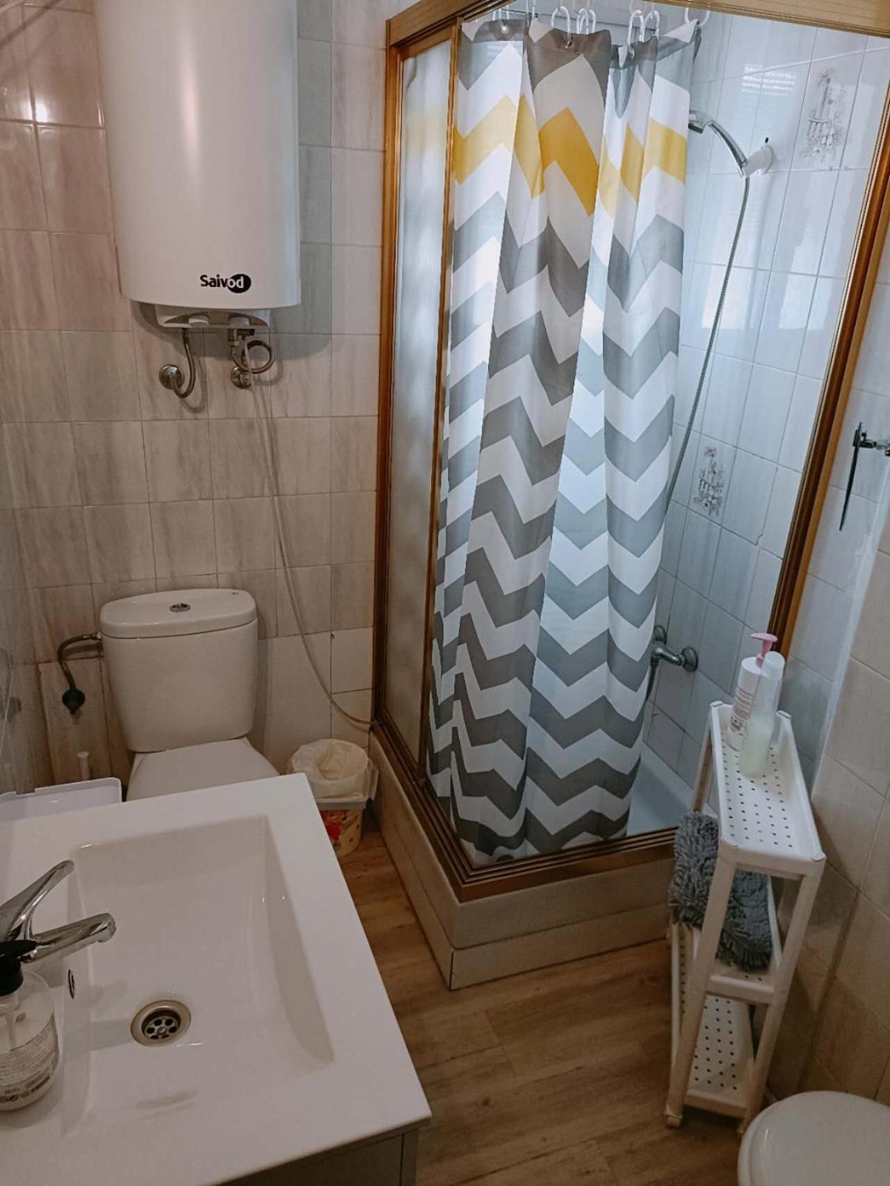 8 Mins Walk To Train Station Low Cost Youth Hostel Sevilla Bagian luar foto