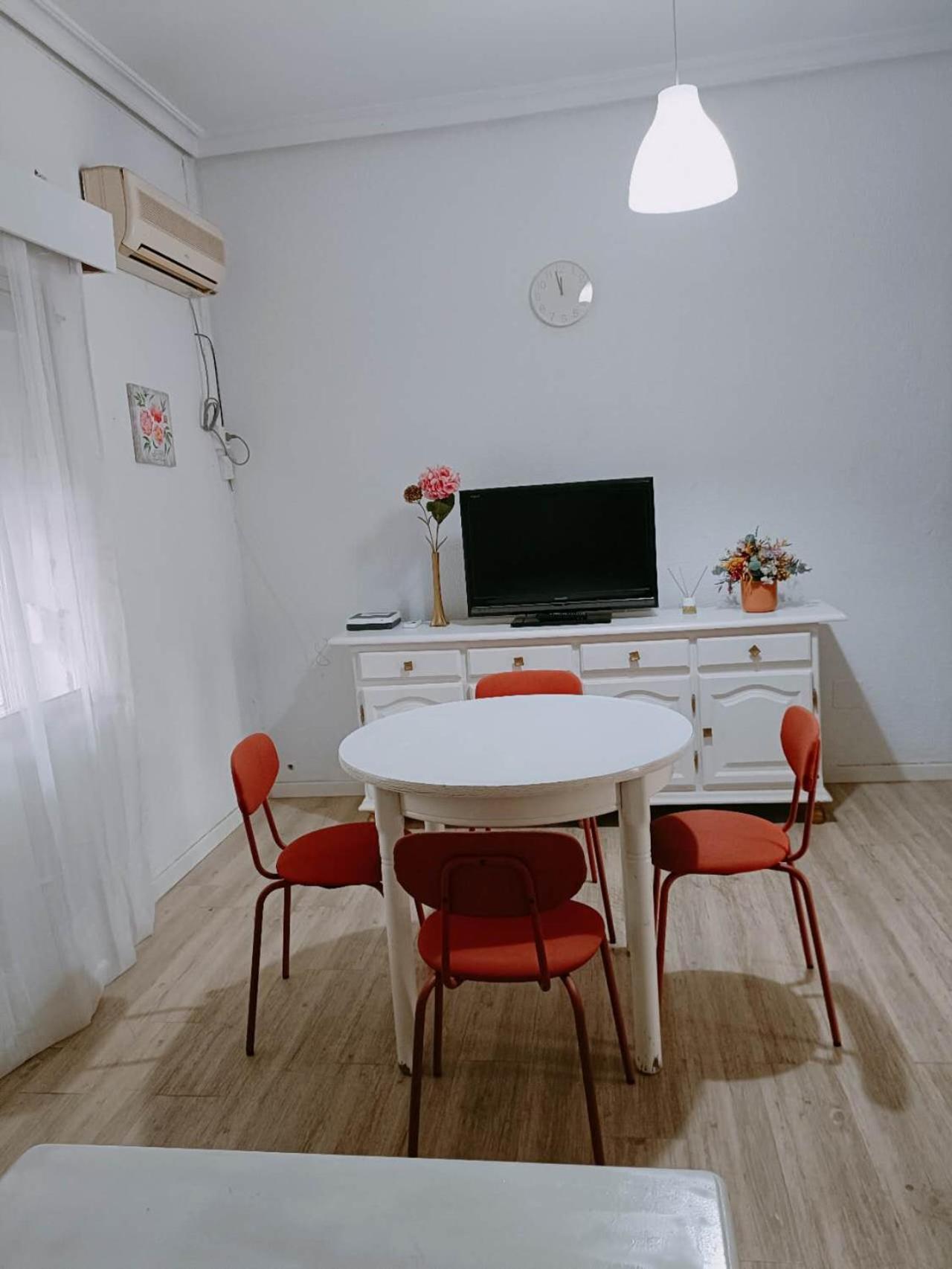 8 Mins Walk To Train Station Low Cost Youth Hostel Sevilla Bagian luar foto