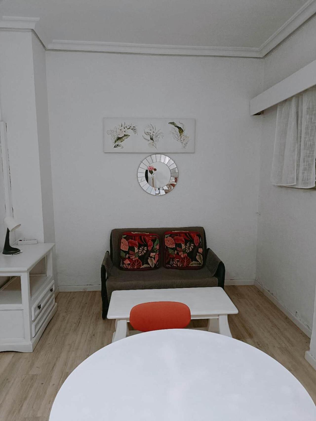 8 Mins Walk To Train Station Low Cost Youth Hostel Sevilla Bagian luar foto