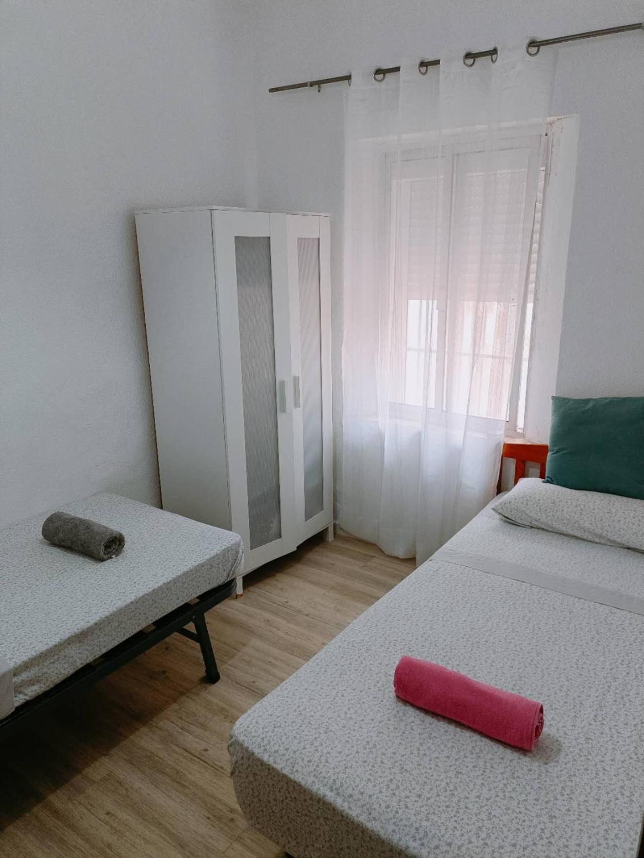 8 Mins Walk To Train Station Low Cost Youth Hostel Sevilla Bagian luar foto