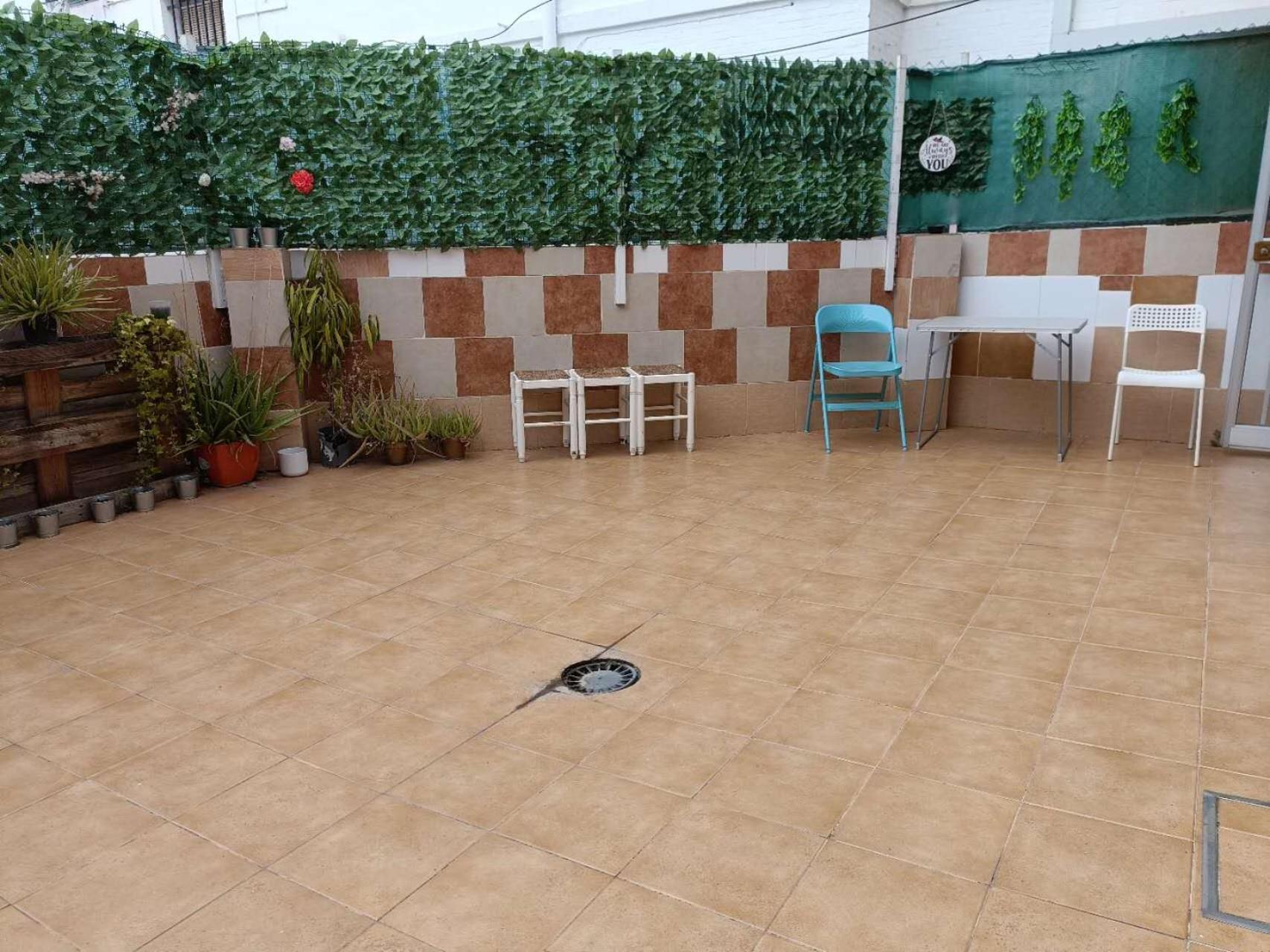 8 Mins Walk To Train Station Low Cost Youth Hostel Sevilla Bagian luar foto