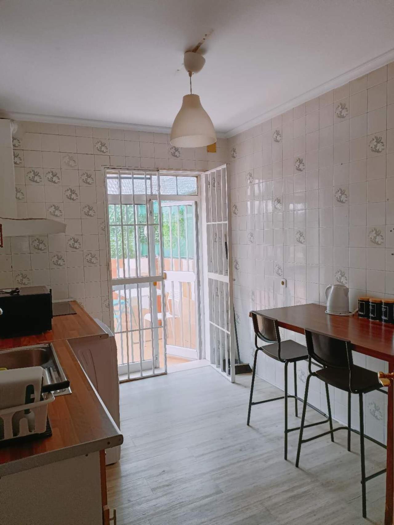 8 Mins Walk To Train Station Low Cost Youth Hostel Sevilla Bagian luar foto