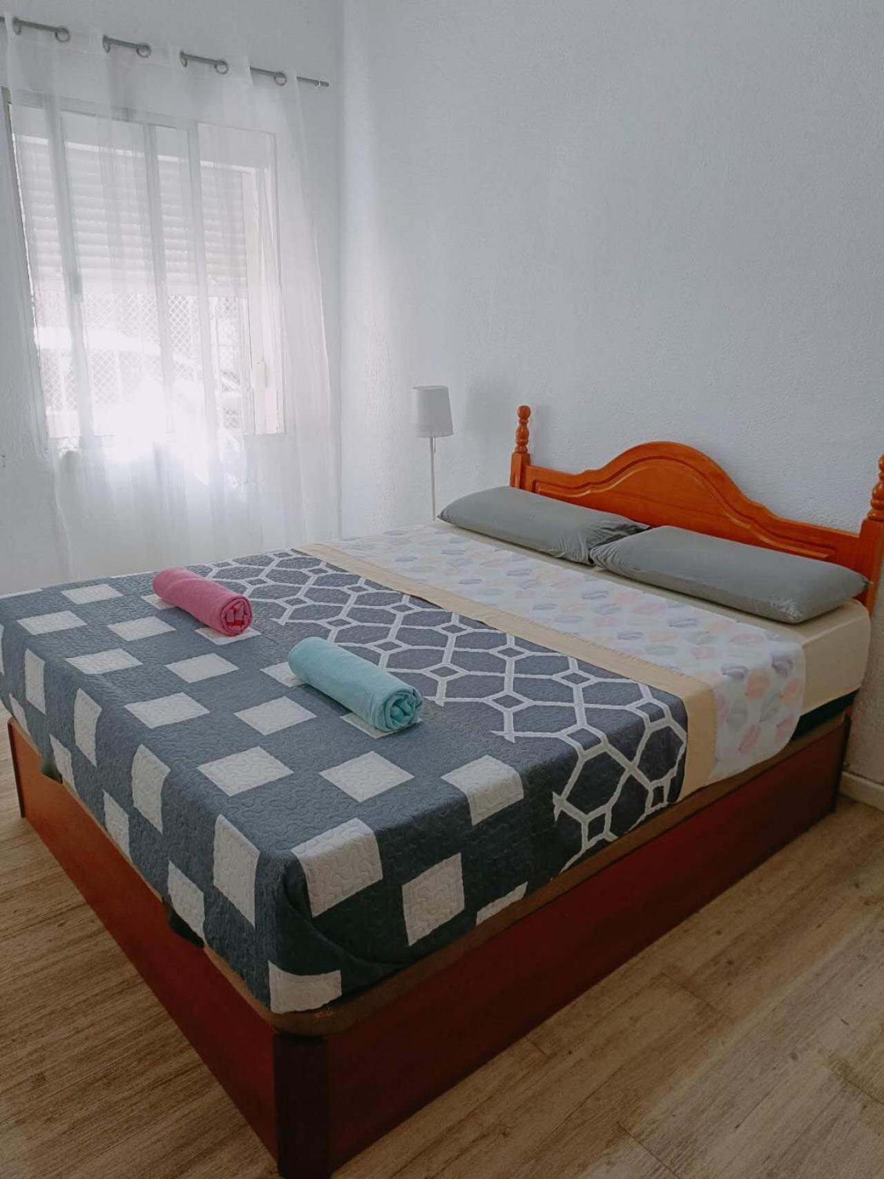 8 Mins Walk To Train Station Low Cost Youth Hostel Sevilla Bagian luar foto